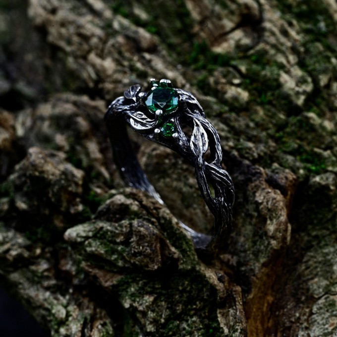 Exquisite Silver Ring with Emerald and Nature Motifs
