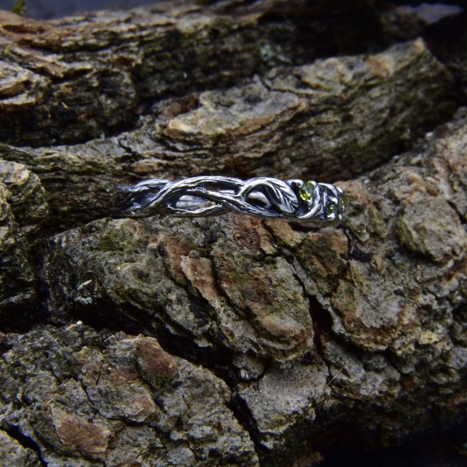 Vine of Eternity: Twisted Gothic Band Ring
