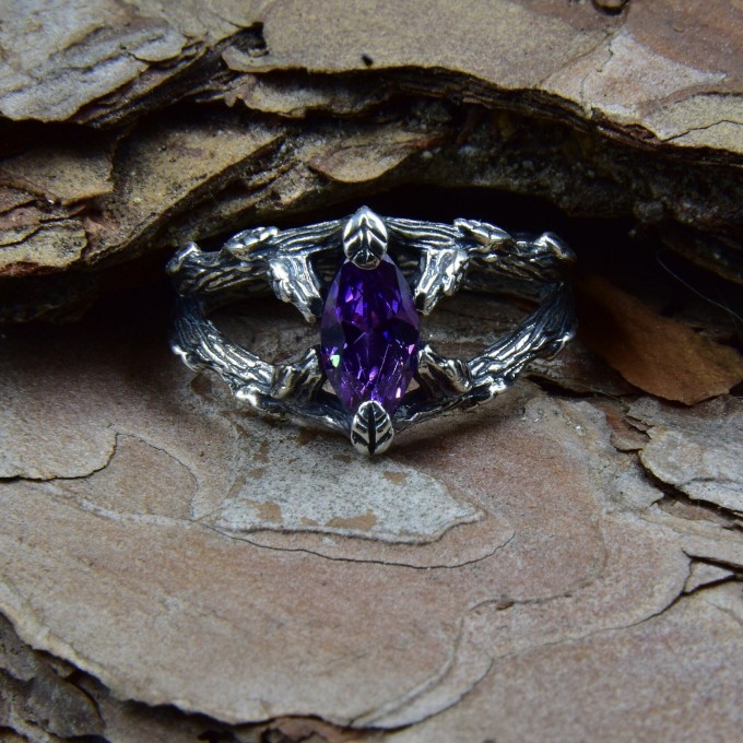 Elegant Gothic Ring with Amethyst Gemstone