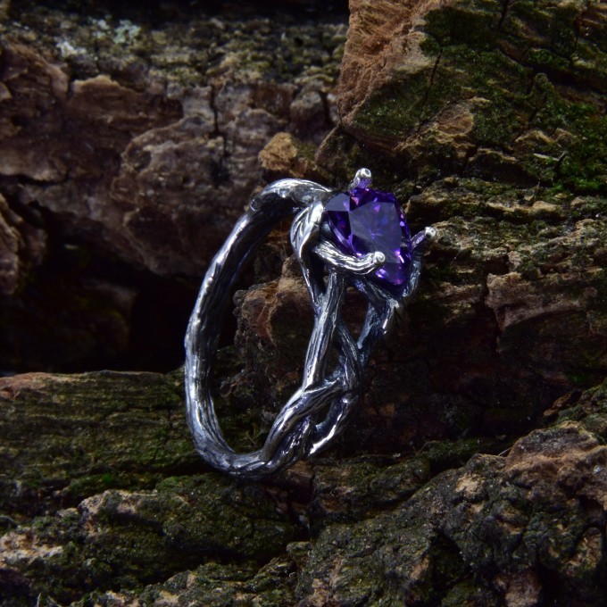 Elegant Gothic Ring with Amethyst Gemstone