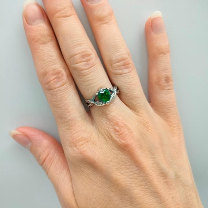 Emerald Serenity: Sterling Silver Ring with a Nature-Inspired Design|Dainty Emerald Heart for Women