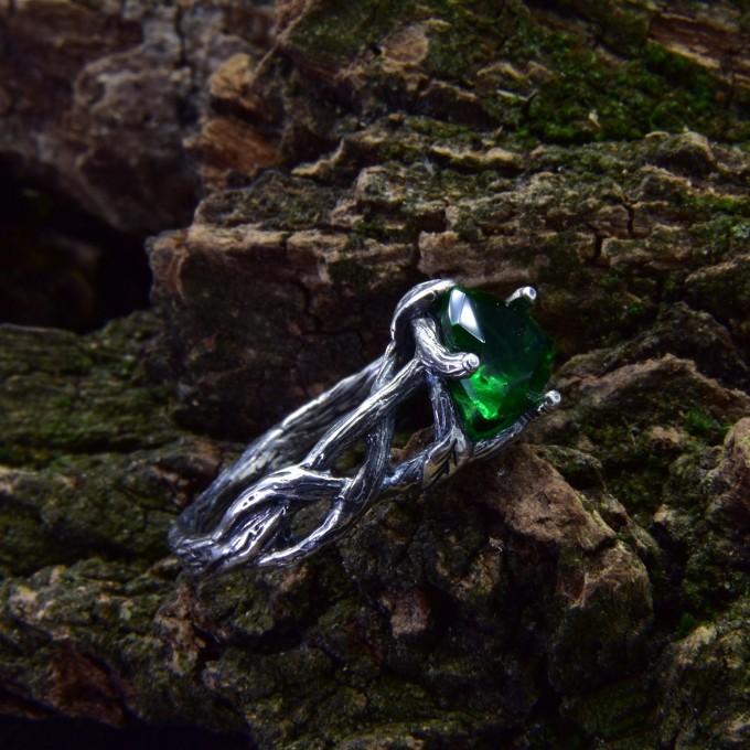 Gothic Emerald Ring with Enchanted Vine Design