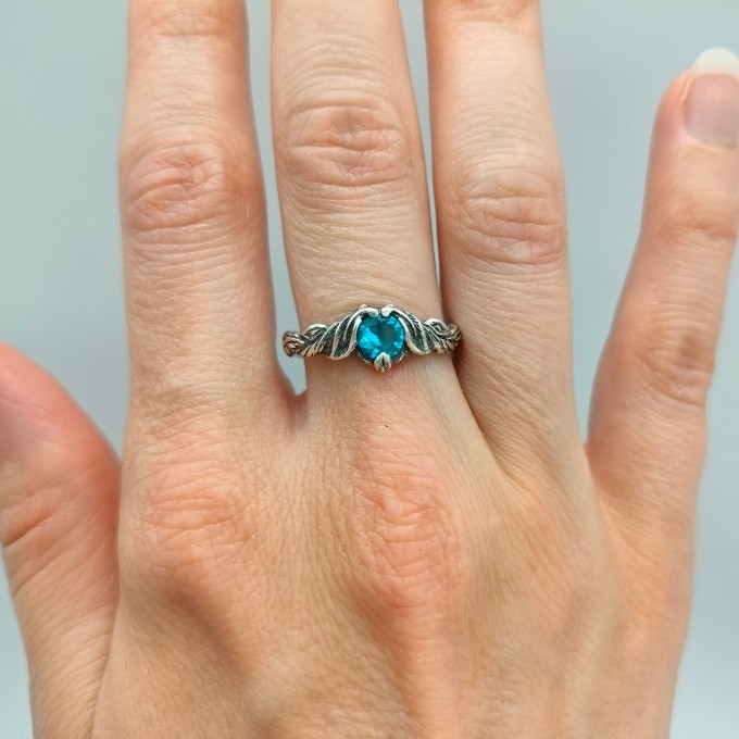 Gothic Silver Ring with a Vibrant Peridot 