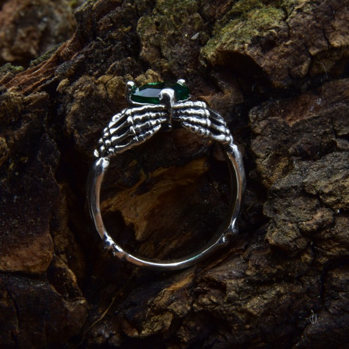 Unique Silver Ring with Emerald Gemstone and Dragon Claw Design