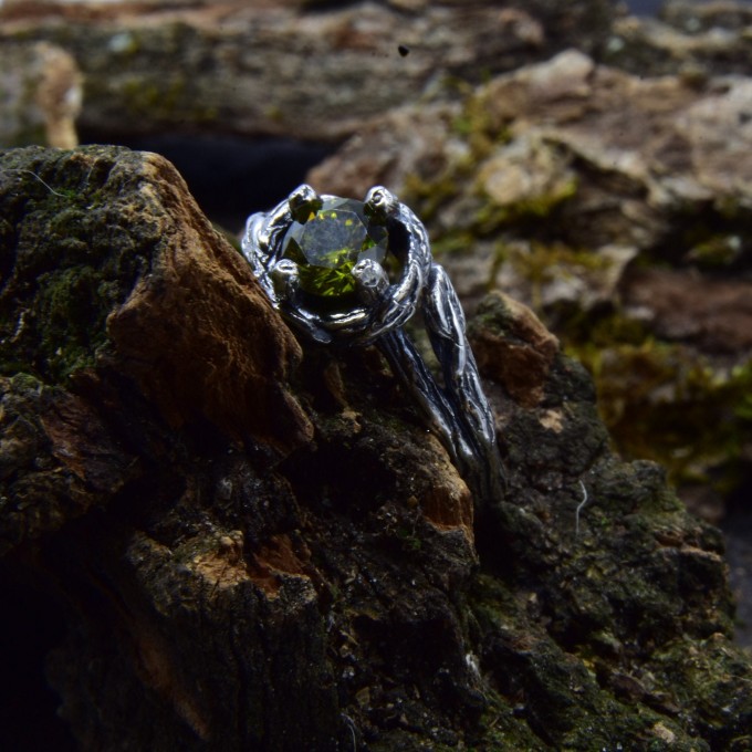 Unique Silver Ring with Peridot and Nature-Inspired Design