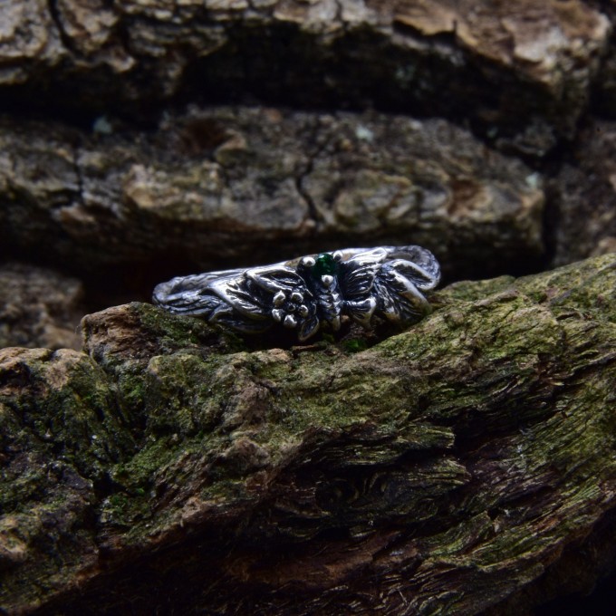 Silver Ring with Emerald and Leaf Design