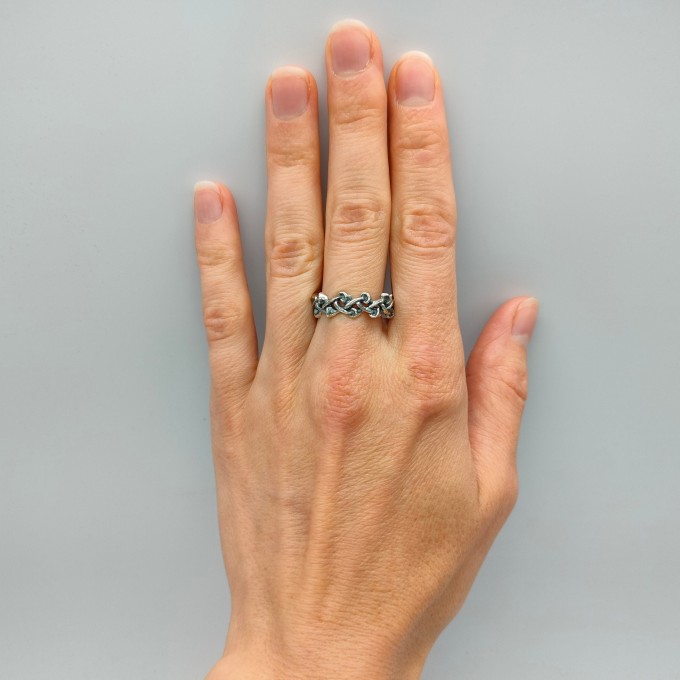 Exquisite Celtic Knot Ring in Polished Silver