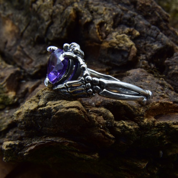 Gothic Silver Ring with a Regal Amethyst – Enchanting Beauty