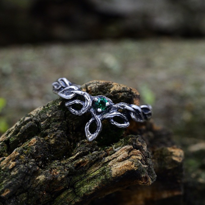 Delicate Silver Ring with Emerald and Vine Design