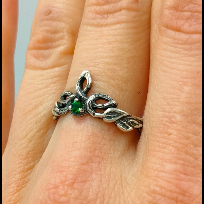 Delicate Silver Ring with Emerald and Vine Design