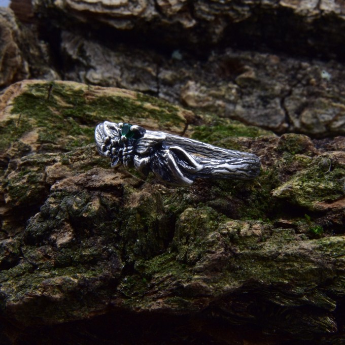 Silver Ring with Emerald and Leaf Design