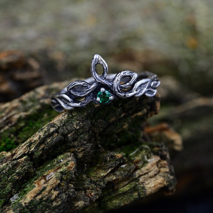 Twisted Vine Silver Ring Set with Emerald Stones