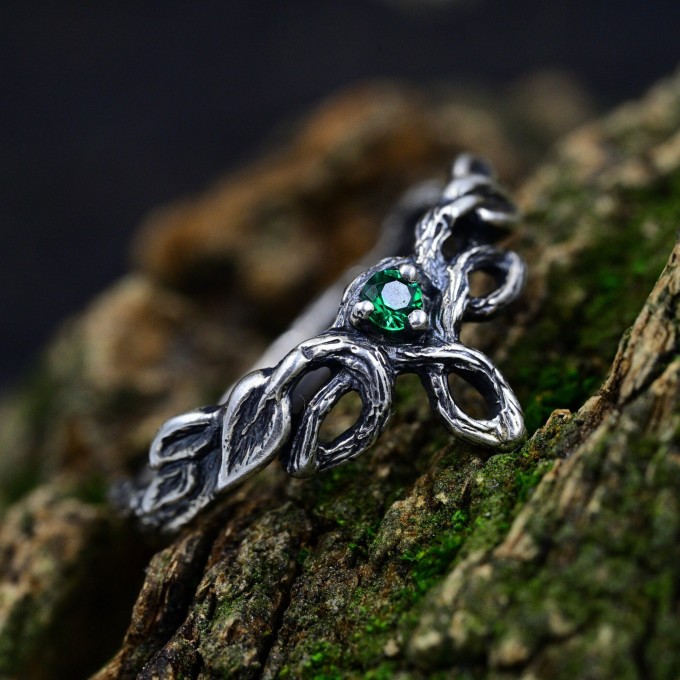 Delicate Silver Ring with Emerald and Vine Design