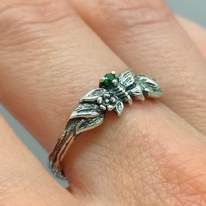 Silver Ring with Emerald and Leaf Design