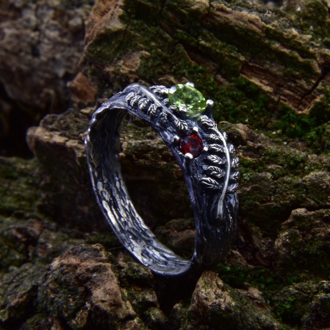 \Intricate Silver Ring with Peridot Gemstone – A Touch of Magic