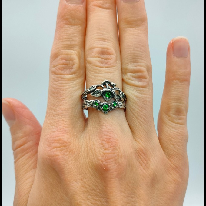 Enchanted Grove: Gothic Emerald Ring of Nature's Elegance