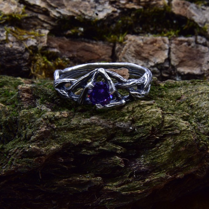 Enchanting Silver Ring Featuring a Purple Amethyst