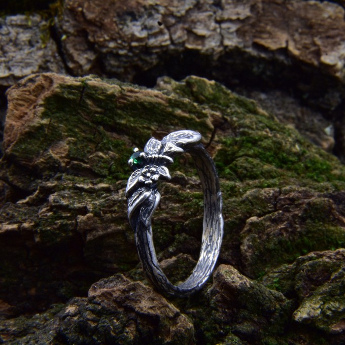 Silver Ring with Emerald and Leaf Design