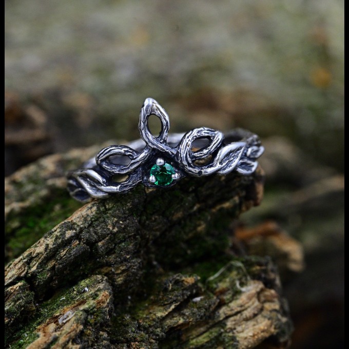 Gothic Emerald Ring Set with Enchanted Leaf Motif