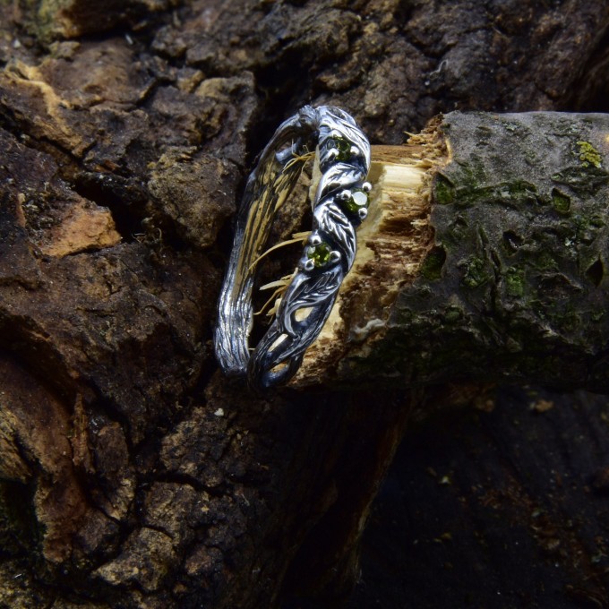 Vine of Eternity: Twisted Gothic Band Ring