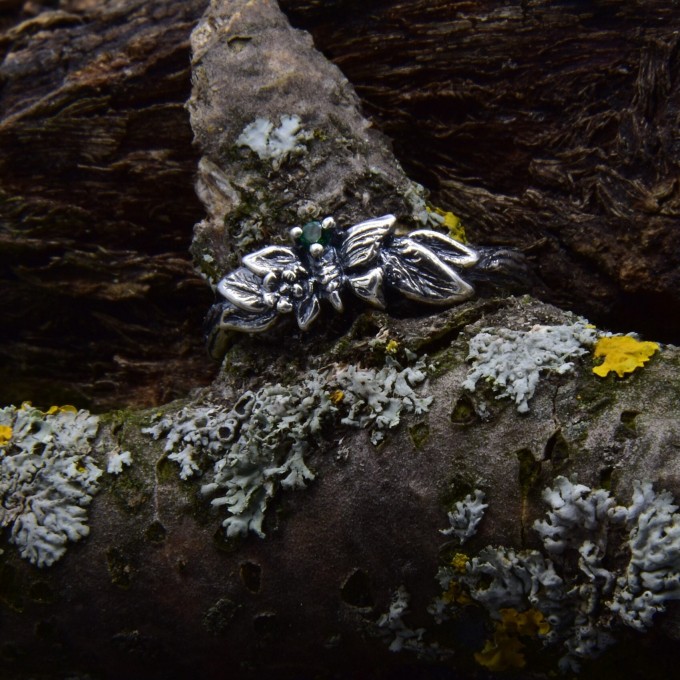 Gothic Silver Ring with a Sparkling Emerald