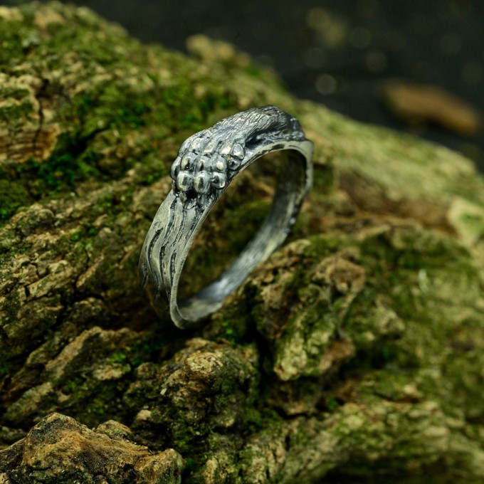 Gothic Wolf Claw Ring with Bold Design