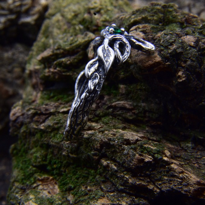 Twisted Vine Ring with a Touch of Emerald Magic