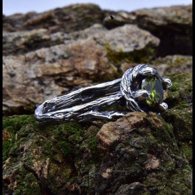 Unique Silver Ring with Peridot and Nature-Inspired Design