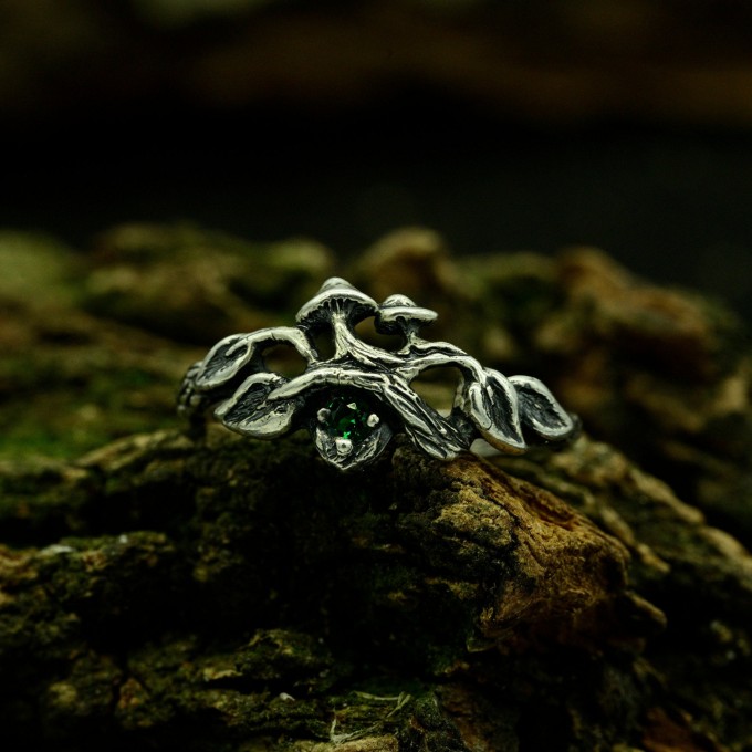 Enchanted Grove: Gothic Emerald Ring of Nature's Elegance