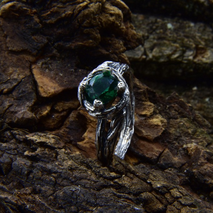 Gothic Emerald Ring with Nature-Inspired Branch Design
