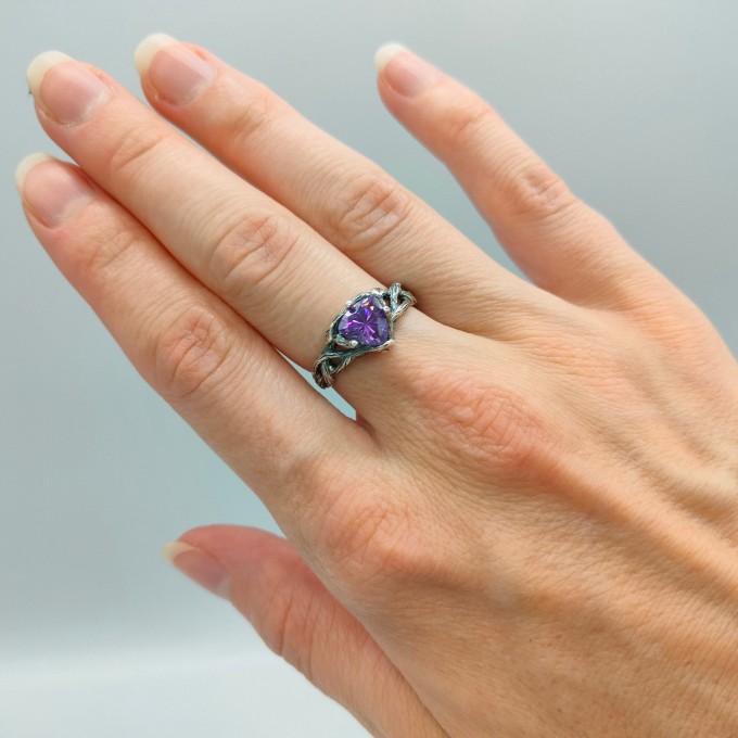 Elegant Gothic Ring with Amethyst Gemstone