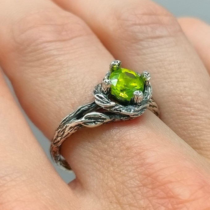 Elegant Silver Ring Featuring a Stunning Green Peridot