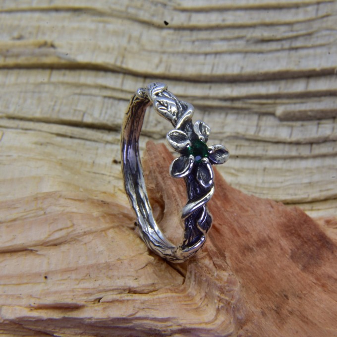 Gothic Ring with Delicate Leaf Motif and Natural Charm