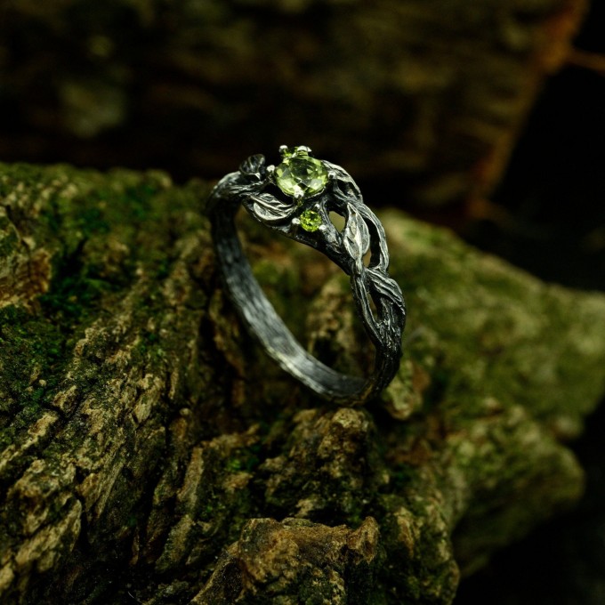 Vine Ring with Peridot – Enchanting Fantasy Jewelry