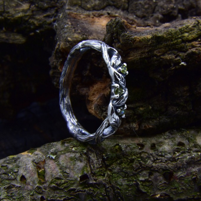 Vine of Eternity: Twisted Gothic Band Ring