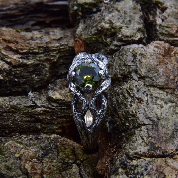 Serpent's Embrace: Gothic Ring with Emerald Glow