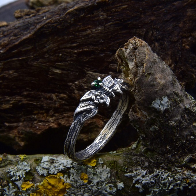 loral Gothic Ring with Dazzling Aquamarine Gemstone