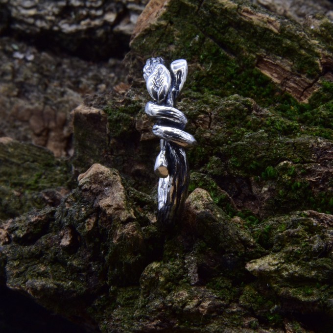 Intricate Twisted Silver Ring with Nature-Inspired Vine Design