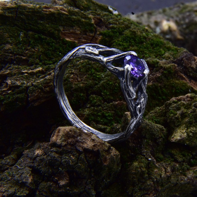 Enchanting Silver Ring Featuring a Purple Amethyst