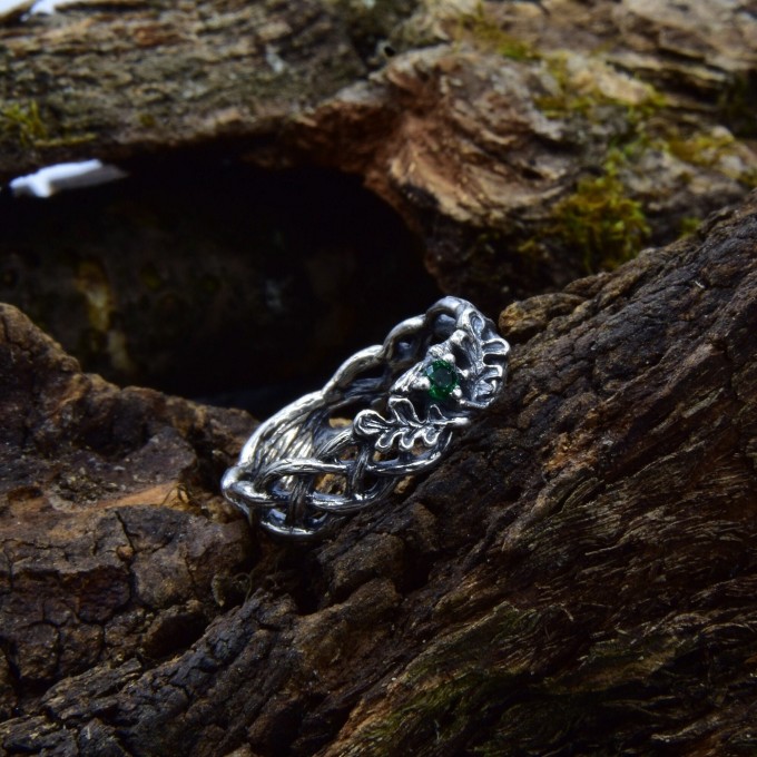 Elegant Gothic Celtic Knot Ring with Emerald