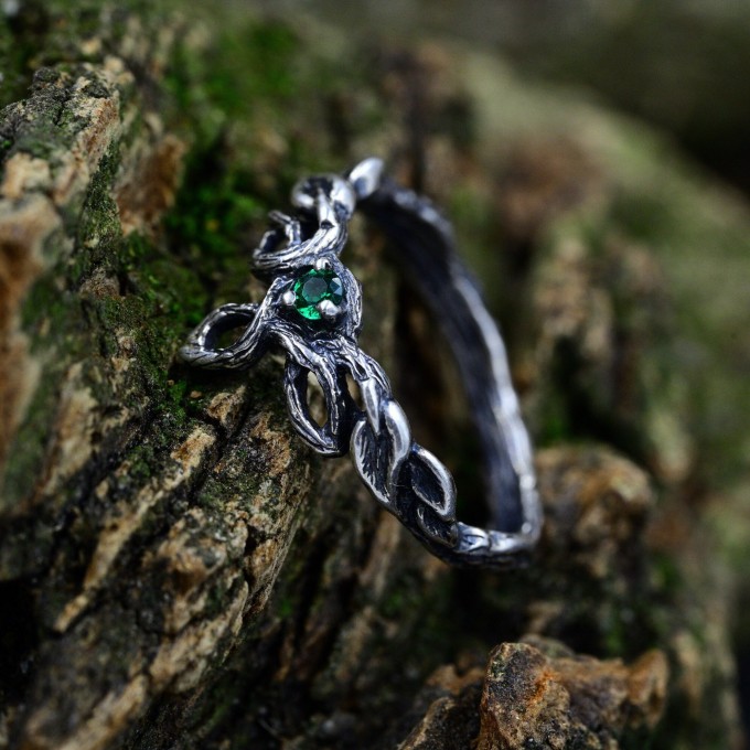 Delicate Silver Ring with Emerald and Vine Design