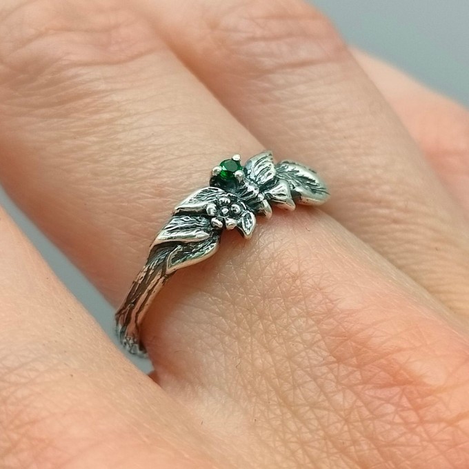 loral Gothic Ring with Dazzling Aquamarine Gemstone