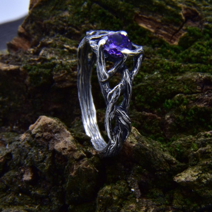 Enchanting Silver Ring Featuring a Purple Amethyst