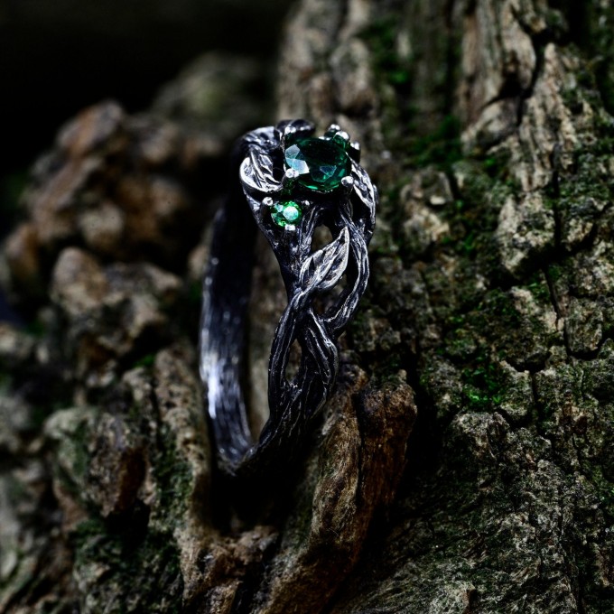 Exquisite Silver Ring with Emerald and Nature Motifs