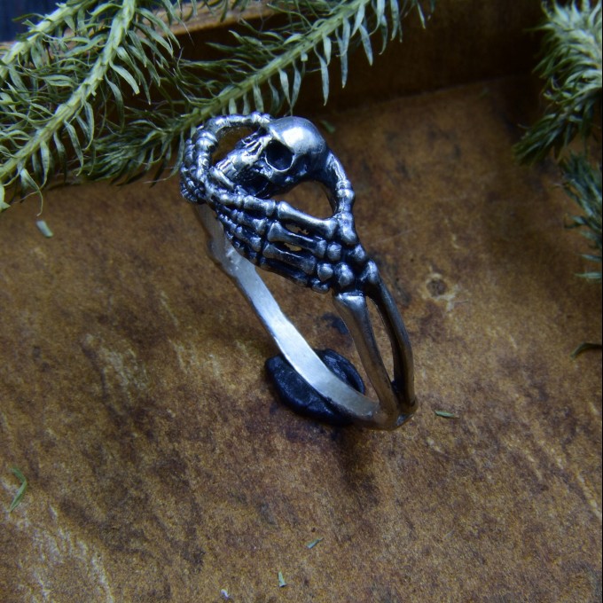 Elegant Skeleton-Inspired Gothic Ring – Symbol of Eternal Bonds
