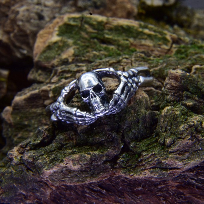 Skull-Inspired Gothic Ring in Silver – Embrace the Shadows
