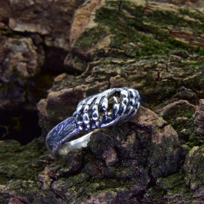 Skull-Inspired Gothic Ring in Silver – Embrace the Shadows