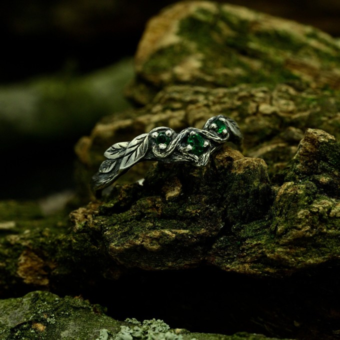 Enchanted Grove: Gothic Emerald Ring of Nature's Elegance