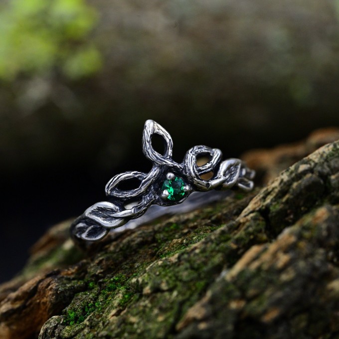 Delicate Silver Ring with Emerald and Vine Design