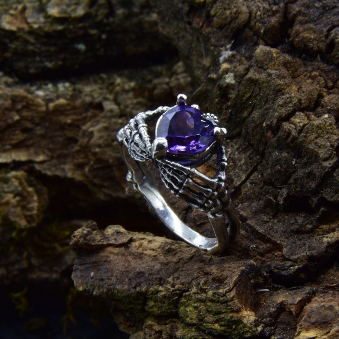 Gothic Silver Ring with a Regal Amethyst – Enchanting Beauty